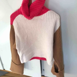  - Stickad tröja med oversized krage.
