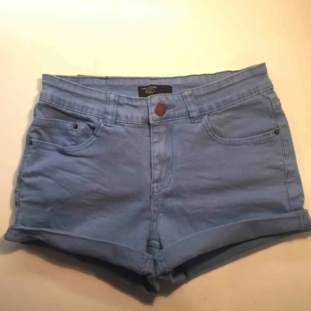 Ljusblå shorts från RedLabel. Säljer ett par likadana mörkare också. 🦋. Shorts.