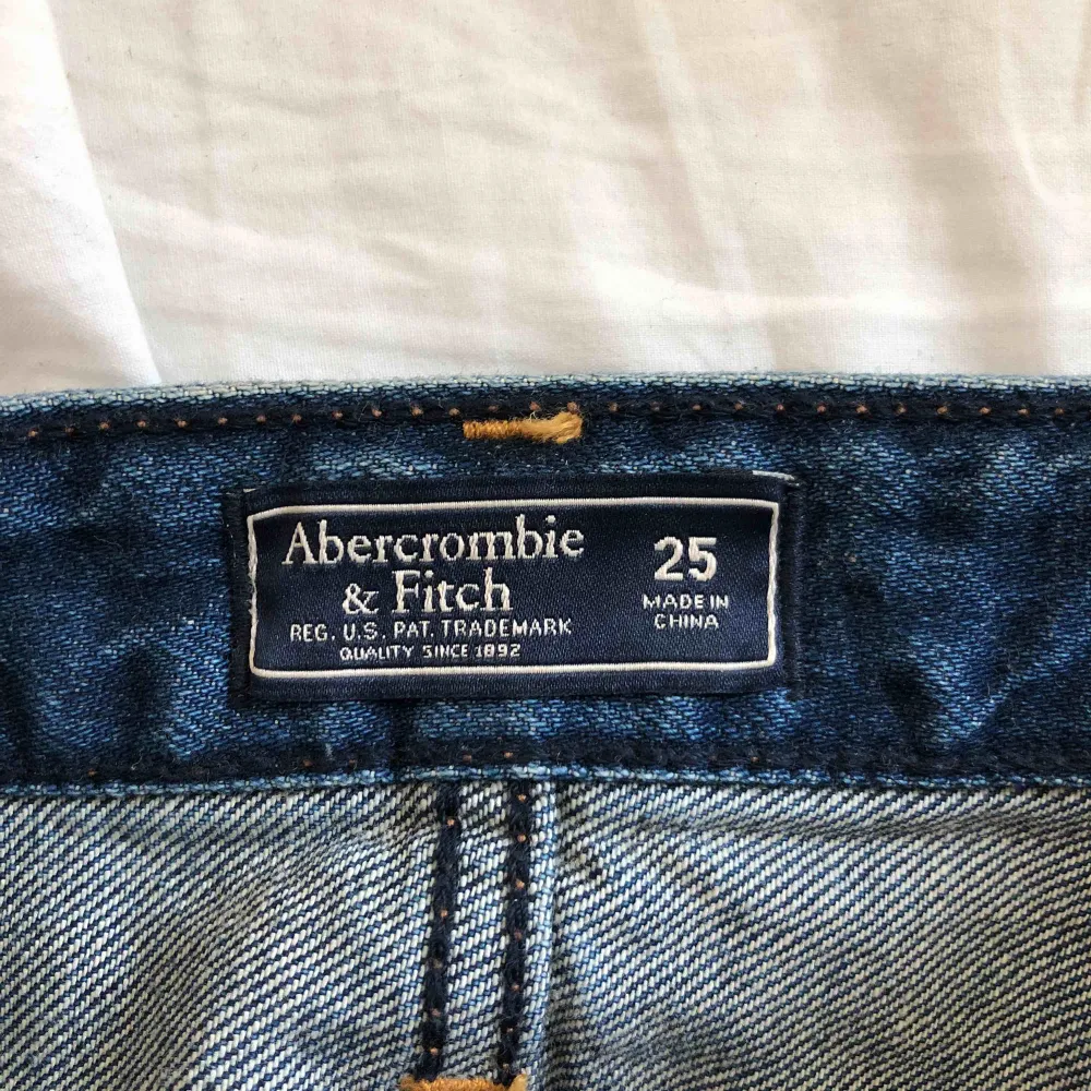 Supersnygg jeanskjol från Abercrombie & Fitch, fina blom-detaljer på sidorna. Frakt: 60kr . Kjolar.