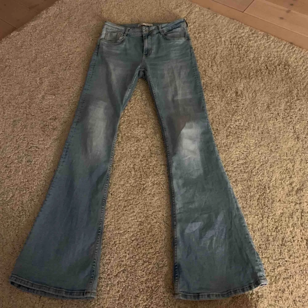 Bootcut-jeans från zara, bra skick, blivit lite för små (för korta) 💜  Frakten kostar 79kr . Jeans & Byxor.