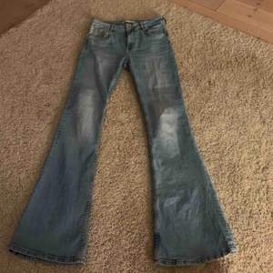 Bootcut-jeans från zara, bra skick, blivit lite för små (för korta) 💜  Frakten kostar 79kr 