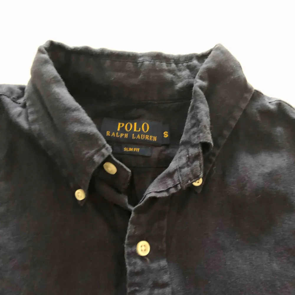 Mörkblå linneskjorta från RL i slim fit. Skjortan är använd ett fåtal gånger och är i nyskick. Hämtas i Malmö eller skickas mot frakt.. Skjortor.