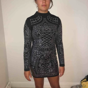  - Skiiiitsnygg klänning från Dennis Maglic. Tajt i väldigt stretchigt material med glittriga paljetter, endast använd 1 gång. Köpt för 1000 kr