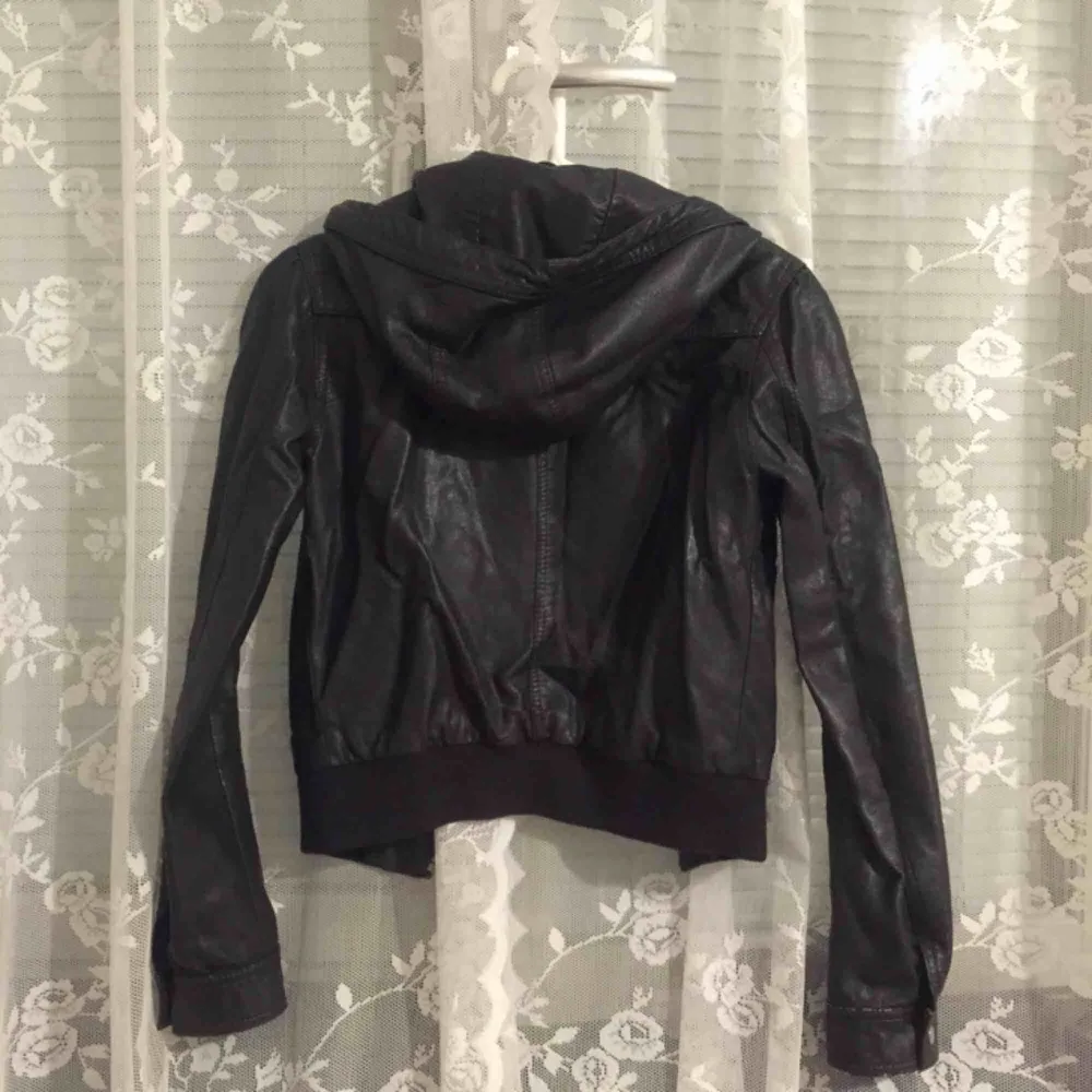 Selling my all time favourite faux leather jacket from H&M.. Jackor.