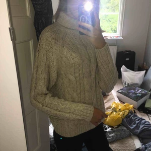  - Tjock beige stickad tröja från HM med polokrage. Väldigt höstig och ganska tjock, supermysig. Ull. Nypris kanske 300