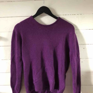  - 💜jättefin lila stickad tröja från nakd 💜öppen i ryggen ( snyggare på än på bilden) 💜storlek xs men passar även s