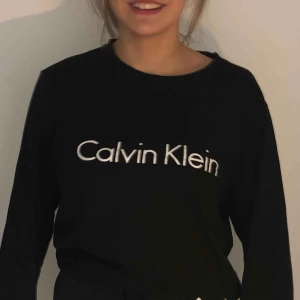 - Knappt använd Calvin Klein svart långärmad tröja. Tröjan är mycket skönt material och sitter löst.