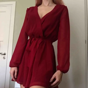  - Världens finaste vinröda klänning som endast använts en gång!! 🥰 den har ett tygbälten runt midjan som man kan justera