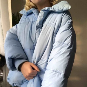  - Mer bilder på min ljusblåa oversized dunjacka! Storlek S men passar oversized  🦋möts upp i Sthlm eller fraktar🦋 Frakt är exkluderar i priset men är öppen för förhandling🌸