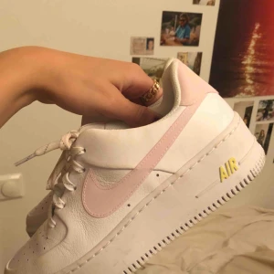  - Helt nya air force som tyvärr är för små för mig vilket är jätte synd för dom är SÅ snygga!! Har använt 1 gång men har putsat till dom så dom är rena och fina!🍒 *SÄNKER PRISET MEN FRAKTEN ÄR INTE INKLUDERAT I PRISET 