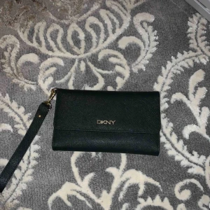  - Äkta DKNY-clutch säljes. Använd, men i god skick. Möts upp i centrala Göteborg, annars står köparen för eventuell frakt (spårbart)!