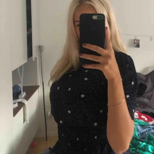  - Blus med stjärnor på från Gina Tricot, använd 2 gånger
