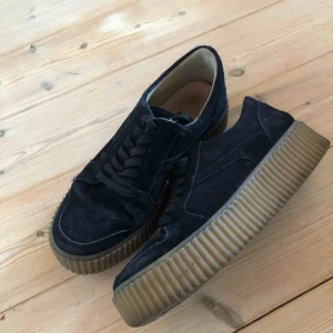  - Svarta med beige platå. Använd max 10 gånger - nytvättade  Frakt tillkommer 