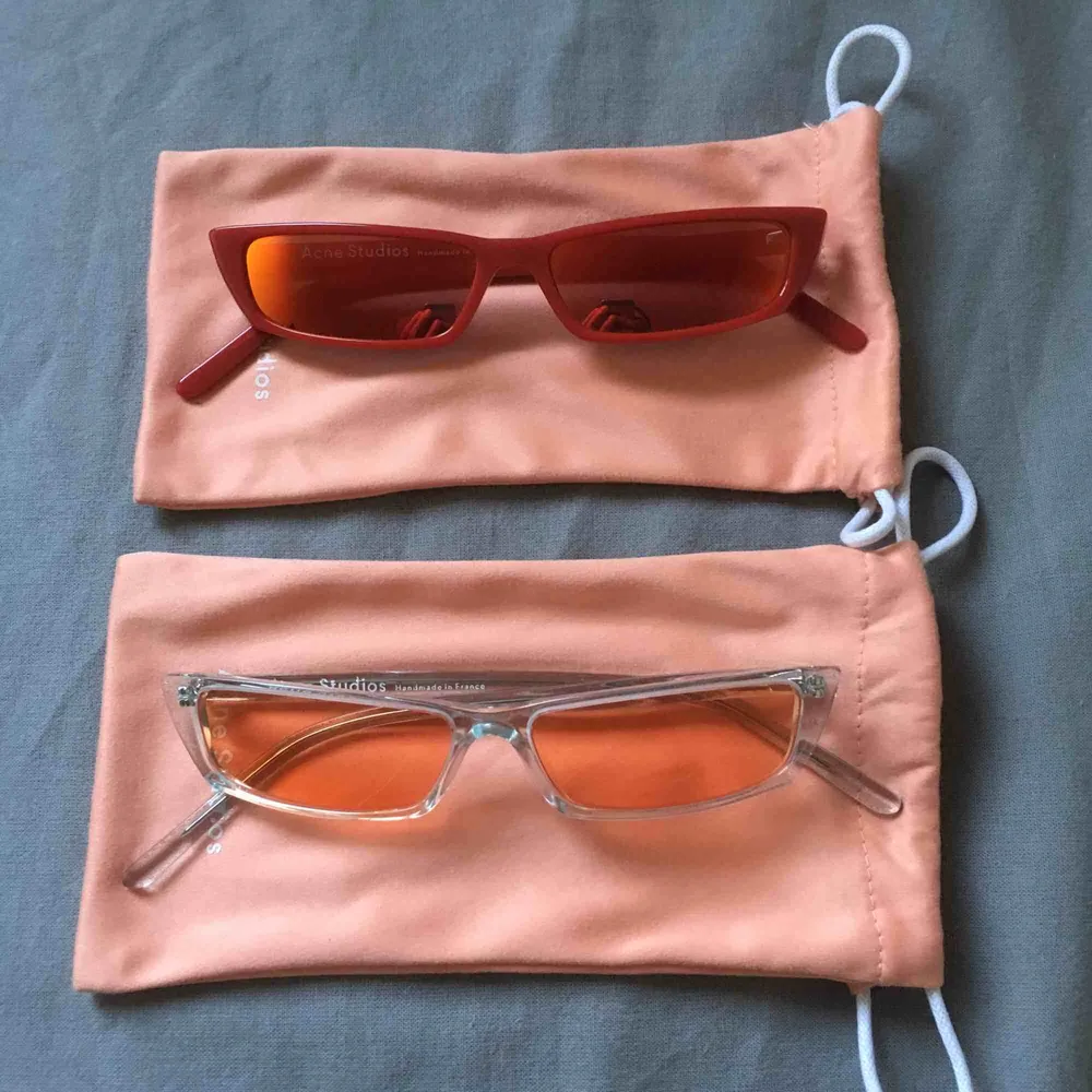 Acne Studios Agar. Röda med orange spegelglas & transparenta med rosa-ish tonat glas. I nyskick. 400:- för ett par.. Accessoarer.