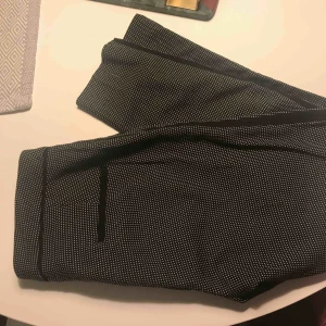  - Prickiga kostymbyxor ifrån hm med svart rand längs byxbenet. Medelhög midja .