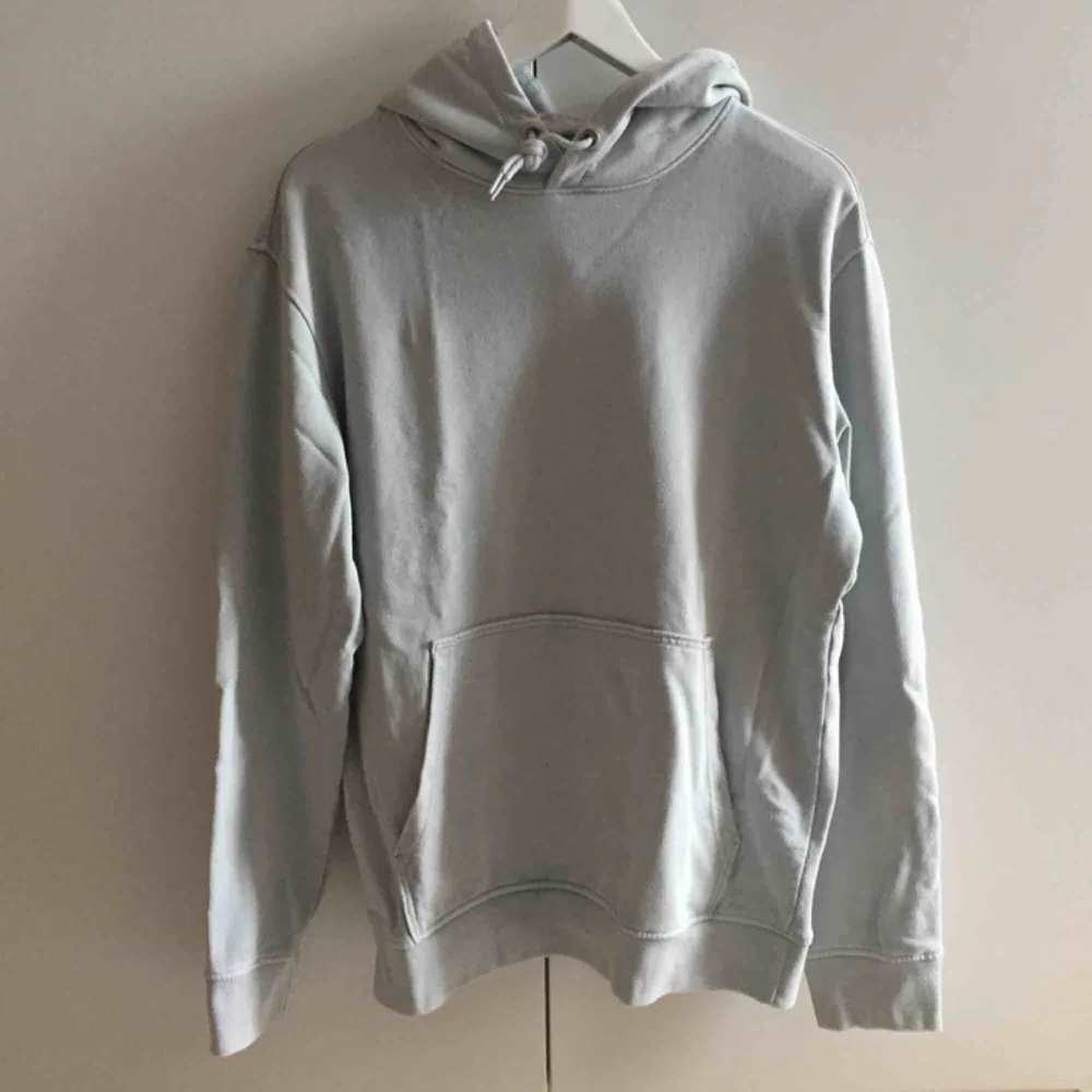 ljusblå hoodie från weekday!! fett skön men använder inte längre. pris kan diskuteras. Hoodies.