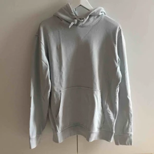  - ljusblå hoodie från weekday!! fett skön men använder inte längre. pris kan diskuteras