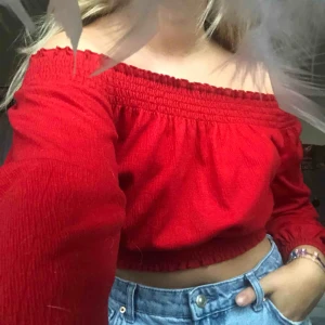  - Jättegullig off-shoulder tröja. Säljes då den inte används. Använd 2 gånger