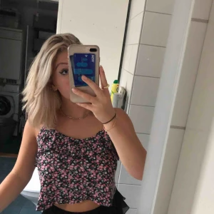  - Sommrigt och fint volanglinne i blommönster!!