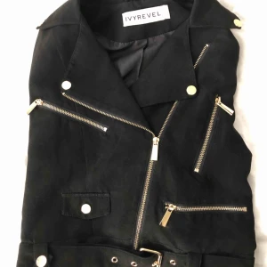  - Svart mocka jacka från Ivyrevel med gulddetaljer! Använd sparsamt. Pris kan diskuteras! Frakt kostar 20kr