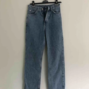  - Weekday jeans i modellen ROW med straight leg och hög midja. Strl 26 i midjan och 30 på längden. Aldrig använda och säljer pga att de inte passar. Frakt tillkommer. Skriv för mer info eller mer bilder.