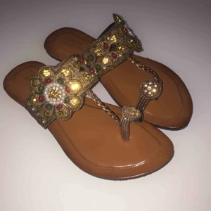  - Sandaler med skimmrande stenar och pärlor. Stl 37. Helt ny. Säljs pga fel storlek. Jättefina!