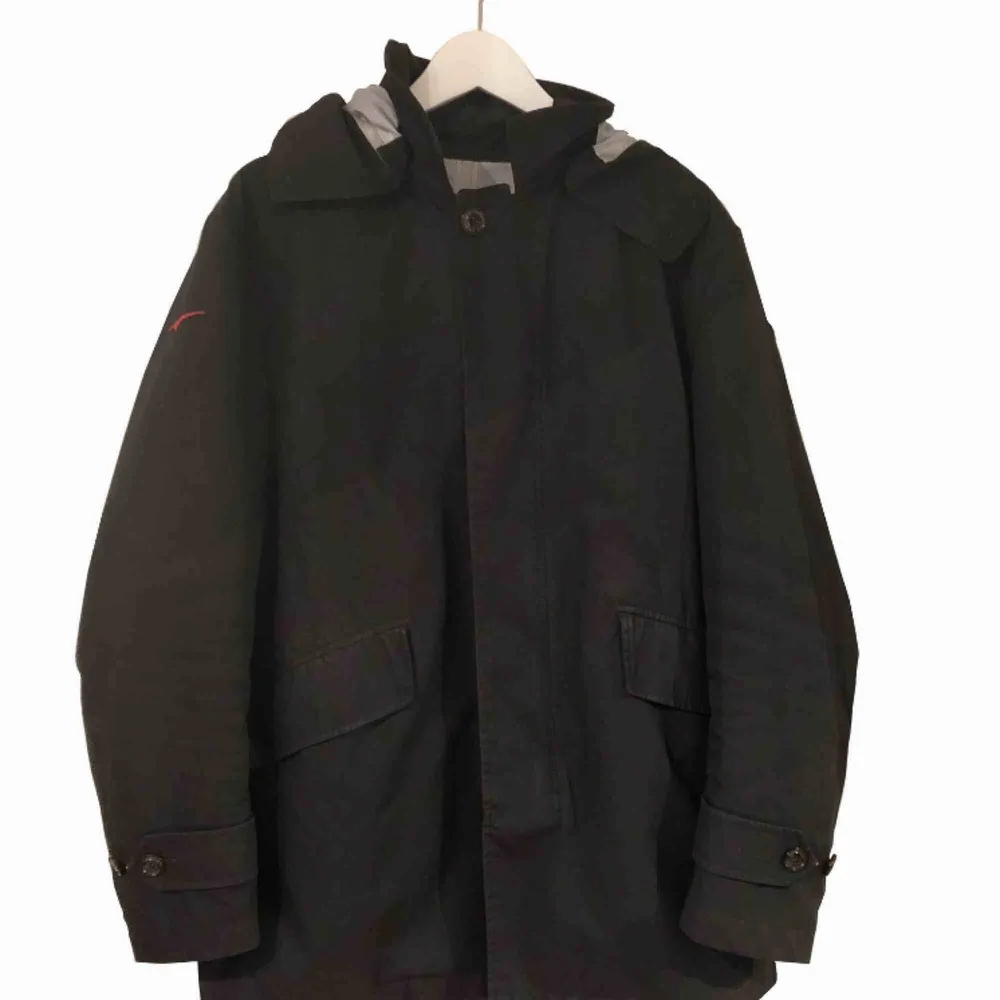 Moncler Raincoat med avtagbar luva Skicket är 7/10  Size 3 Vilket motsvarar Medium tror jag. Jackor.