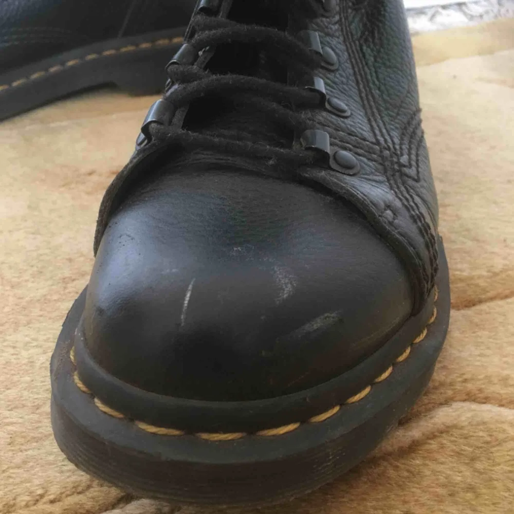 Svarta doctor martens, köpta 2018, sparsamt använda. Liten slitning på ena skons framkant, se bild 3.. Skor.