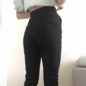  - I storlek 32-34. Högmidjade och lite tightare kostymbyxor. Bra skick!  