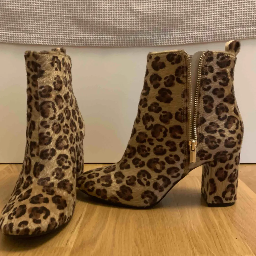 Leopard mönstrade boots med dragkedja från H&M. ”Ludet” material. Använda en gång, perfekt skick! Frakt 80kr. 🌻. Skor.