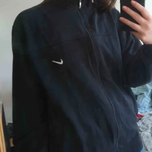  - Jättesnygg nike zip tröja, köpt på plick men säljer igen då den tyvärr är för stor! Frakt tillkommer 