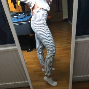  - Randiga kostymbyxor från H&m. Använt ett par gånger. Köparen står för frakten 