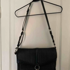  - Säljer min fina väska från Rebecca Minkoff. Väskan är väl använd men i bra skick.  Måtten är: 32cm bred och ca. 20 hög.   Nypris: 3500 kr  Mitt pris: 400 kr   Hämtas upp på Södermalm eller skickas mot betalning.