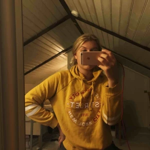  - Helt ny tjocktröja från gina super fin men kommer inte till användning använd max 3gg 