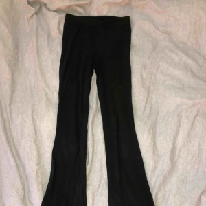  - Svarta bootcut. Storlek XS men passar S också pga stretchiga tyg. Endast provade, frakt ingår i priset