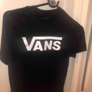 Äkta vans T-shirt köpt på Hollywood och har endast använt 3 grg 🥰 St är XS men på t-shirten så står det M Möts upp i gbg eller fraktar då köparen betalar frakt också  💙🦋