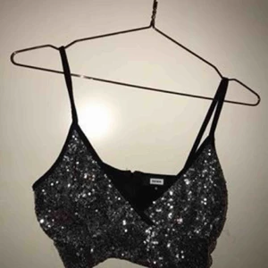 Festtopp Strl. XS - Party topp Strl. XS-S. 