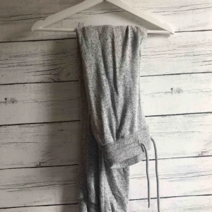  - Super sköna och mysiga ljusgråa mjukisbyxor! Töjbara så passar även till en S eller M. Har använt max 3 gånger så de är som nya! Frakt 25kr😊