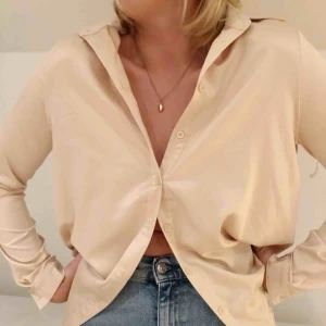  - Beige Skjorta i silkesimitation!🌸 oanvänd, köparen står för frakt 