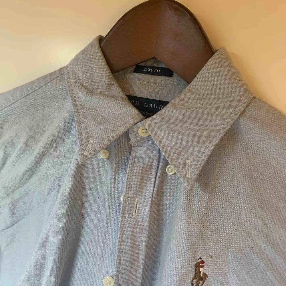 Ljusblå långärmad skjorta från Ralph Lauren i slim fit modell. Använd ett fåtal gånger. Mycket fint skick. . Skjortor.