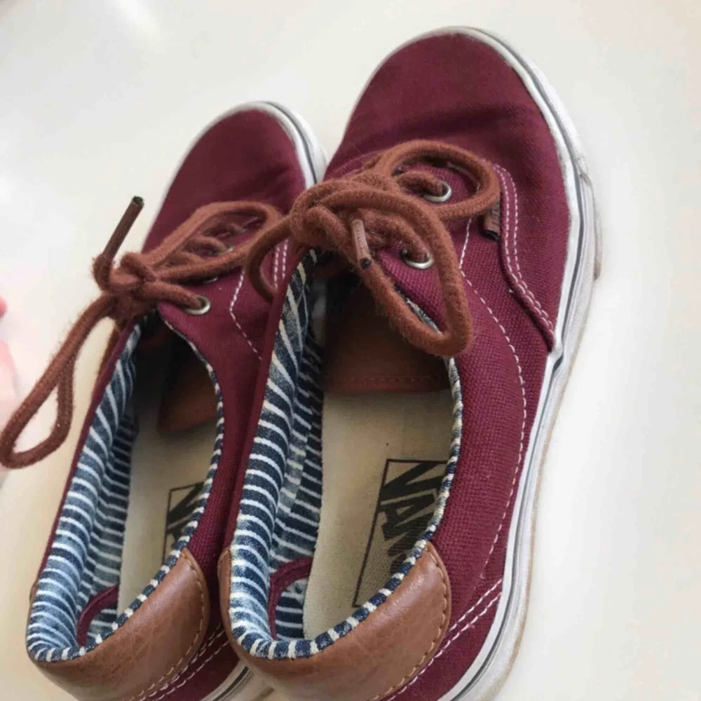 Jag säljer ett par vans skor i storlek 36.5 Bra skick, inte använda så mycket och säljer pga att jag bytt stil. Köparen står för frakt och betalningen sker via swish.🦋☺️💞. Skor.