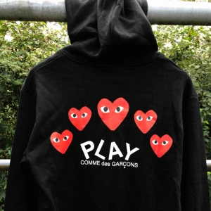  - Säljer en begagnad CdG play zipper-tröja i Medium (sitter S-M) i rätt bra skick. Hjärtat sitter på bra fortfarande. Frakt blir 55 kr extra med postnord, spårbart. 