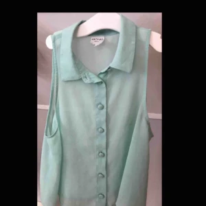  - Skitsnyggt turkost linne i polyester tyg🙌🏼 Använd några gånger men i väldigt fint skick👌🏻buda!!