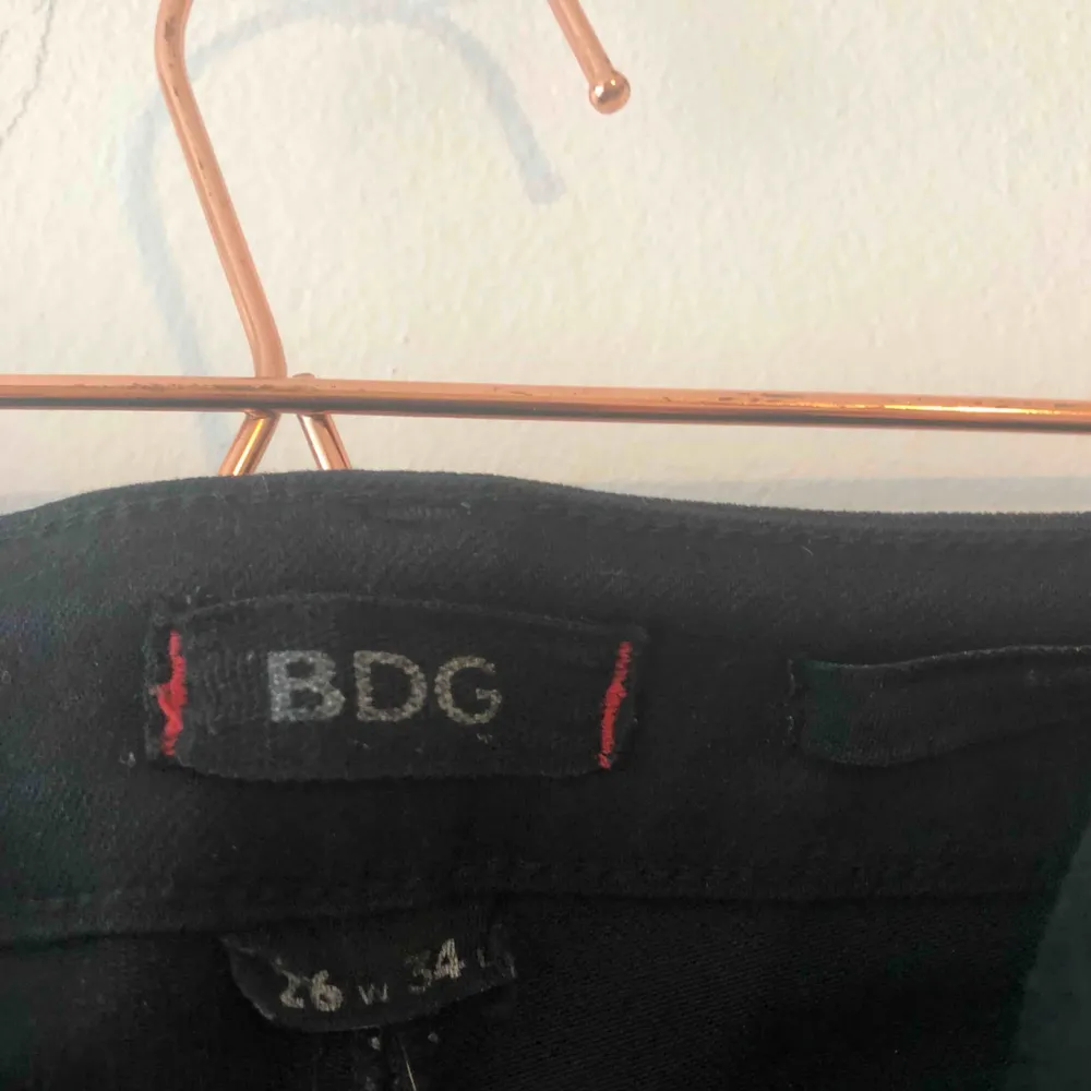 Svarta bootcut jeans köpte från Urban Outfitters. Märket är BDG. 💞 Köparen står för frakt. . Jeans & Byxor.