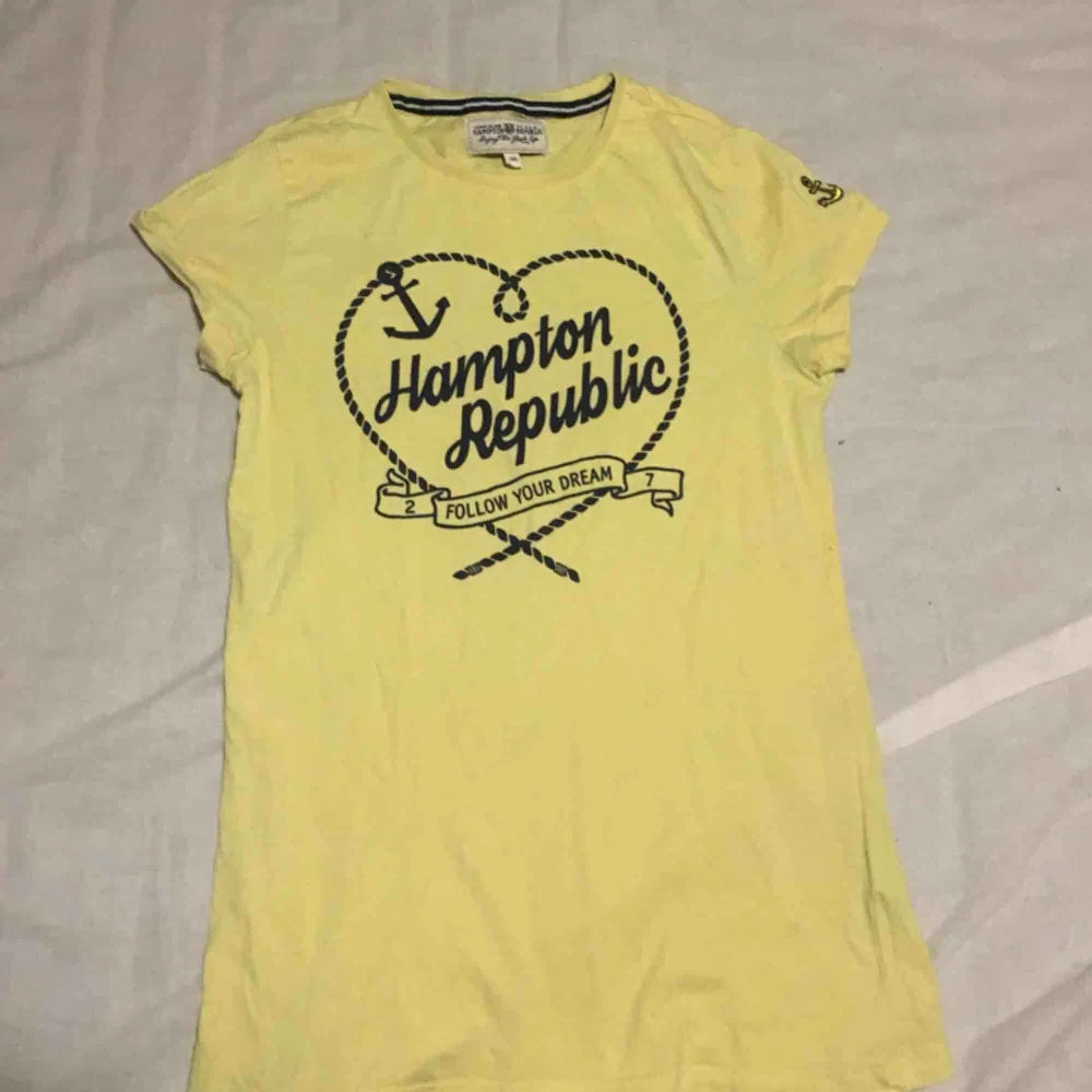 Gul tröja från Hampton republic. T-shirts.