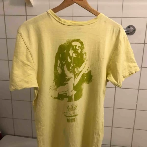  - Bob Marley Gröna Lund 1980 - liten missfärgning / fläck på framsidan, ger dock en vintage look till tröjan 