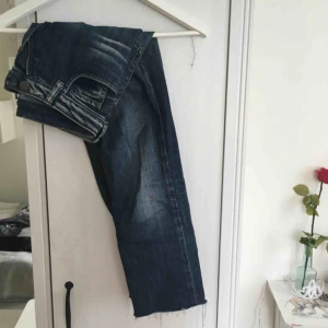  - Jeans från Acne som är avklippta nertill! Går precis över anklarna på mig som är 165 😄 
