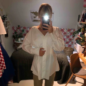 - Fashionabel skjorta från Weekday som bara blivit liggande i garderoben. Använd under en kväll då jag råkade lägga ärmen över ett ljus, därav en sotfläck bak på ärmen. Köparen står för frakt eller så möts vi upp i Stockholm.:)
