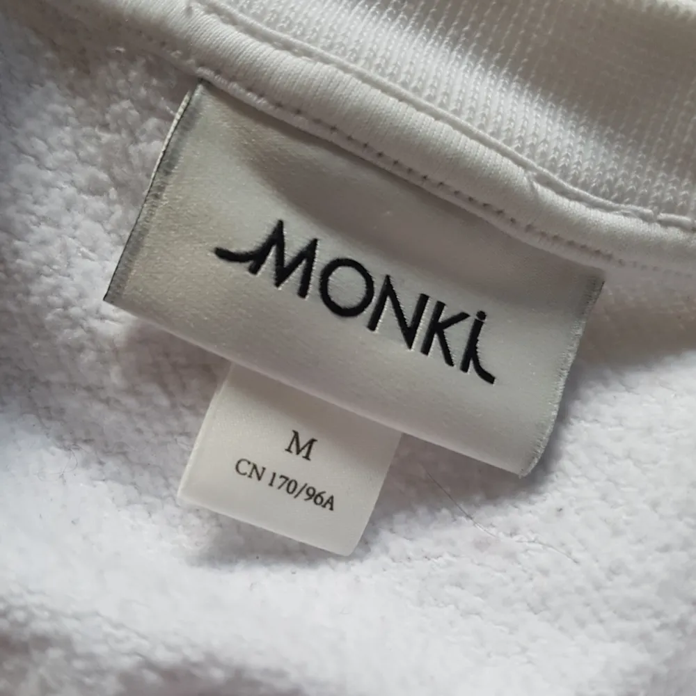 Fett snygg vit sweatshirt från Monki som tyvärr aldrig kommer till användning. Trycket säger 