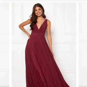  - Skitsnygg balklänning! Använd några timmar en kväll endast. Gått ner mycket i pris då frakten som förekommer blir lite dyr. Ordinare pris 899. Jag är 172 och klänningen med små klackar funkade för mig🥰